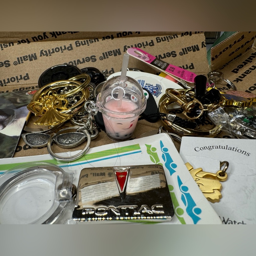 17 PCS / BULK Assorted Keychains - Picture 4 of 6